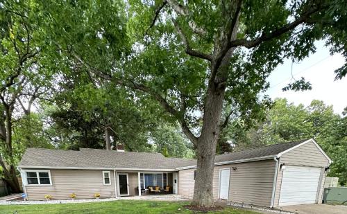 Wooded Estates Villa | Luxury 5BR, 2 BA home near Notre Dame- Game Room!