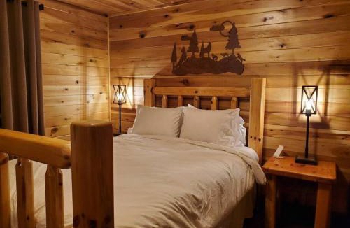 Wellington House | Luxury Cabin Hot Tub Bunkroom Gameroom at CaveRunLake