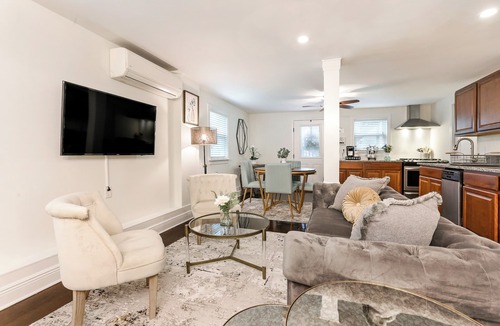 Leonidas Apartment | Luxury Couples Studio WALK TO STREETCAR! & 3.5Miles to Bourbon St & Downtown