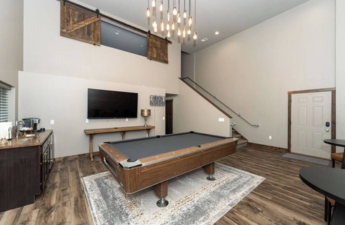 Mount Pleasant House | Luxury Estate Retreat Near CMU, Golf & Soaring Eagle Casino - Sleeps 20