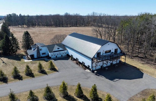 Mount Pleasant House | Luxury Estate Retreat Near CMU, Golf & Soaring Eagle Casino - Sleeps 20