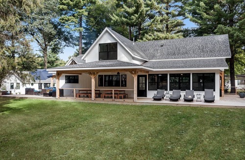 Grand Junction House | Luxury Lakefront Family Retreat | Pool, Pickleball, Hot Tub, Guest House & More