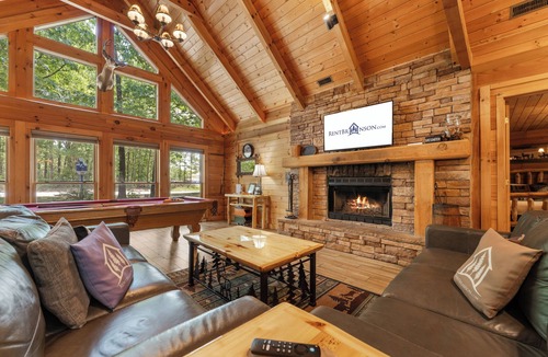 Ridgedale Cabin | Luxury Log Cabin Near Thunder Ridge Pvt Fenced Yard & HotTub Billiards EV Car Charger Free Tickets