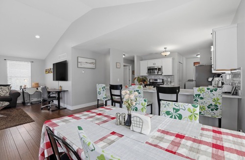 Madison Heights House | Luxury Meet Cozy Retreat 65"TV+3TVs NewStainlessSteelAppliances Fenced BBQ 3B2B