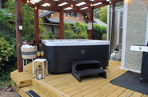 Crosstown House | Luxury Retreat -Pool, Hot Tub, Fire Pit, BBQ & Games - BIG groups