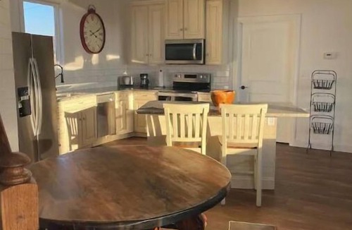 Lewistown House | Luxury Silo, King bed Wi-Fi, Grill, Fire pit. Sunsets in the country n