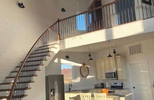 Lewistown House | Luxury Silo, King bed Wi-Fi, Grill, Fire pit. Sunsets in the country n