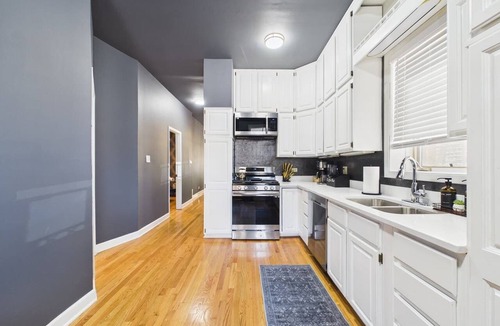 Wrigleyville Apartment | Luxury Wrigley Getaway | 2BR + Parking