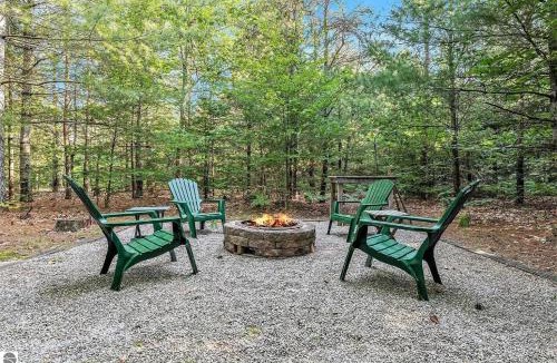 Lake Ann House | Majestic Escapes Hot Tub Firepit Deck Large Yard