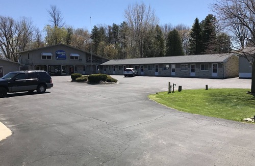 Marinette Hotel | Marinette Inn