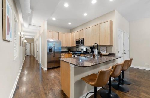 Tri-Taylor Apartment | Medical District 2BR with Jacuzzi & Parking