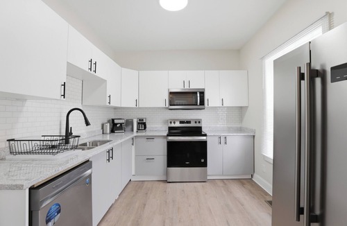Midtown Apartment | Midtown Detroit. Walk to VA, DMC, Karmanos. 2BR 3 Full Bath. 30+ Day Stay
