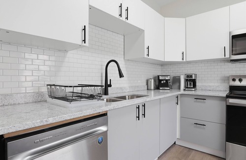 Midtown Apartment | Midtown Detroit. Walk to VA, DMC, Karmanos. 2BR 3 Full Bath. 30+ Day Stay