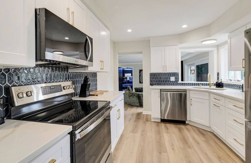 Glendale House | Milwaukee River Retreat, Hot Tub+Game Room+Fire Pit, 5BR, Great for Groups