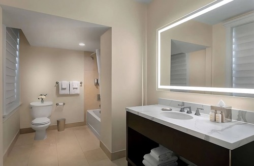 Central West End Hotel | Minutes away from Missouri Botanical Garden! Pets Are Welcome! Parking, Pool!