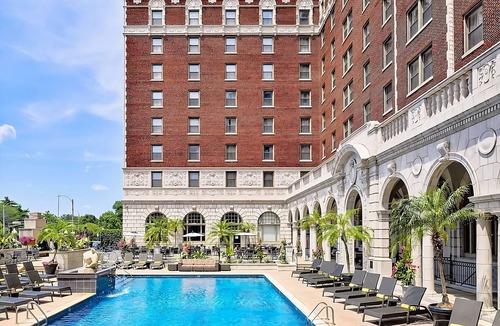 Central West End Apartment | Minutes away from Missouri Botanical Garden! 4 Spacious Rooms, Pet-Friendly