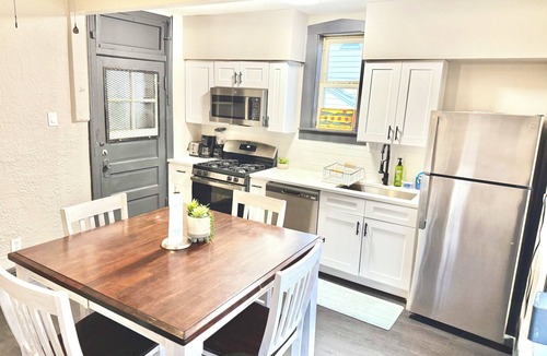 Gage Park Apartment | Modern 1BR Near Midway - CTA Train - Golf Nearby