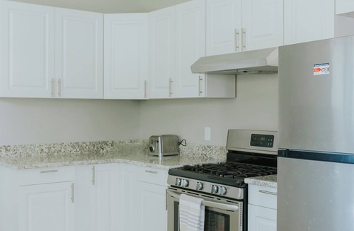 Detroit Apartment | Modern 2BR Gated Parking 10 Min to Downtown