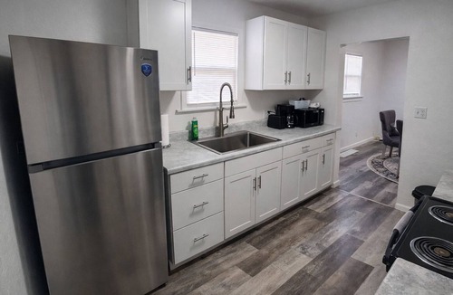 Ottawa House | Modern 2BR Home Near Toledo Hospital AC, Fiber Wi-Fi, Free Parking