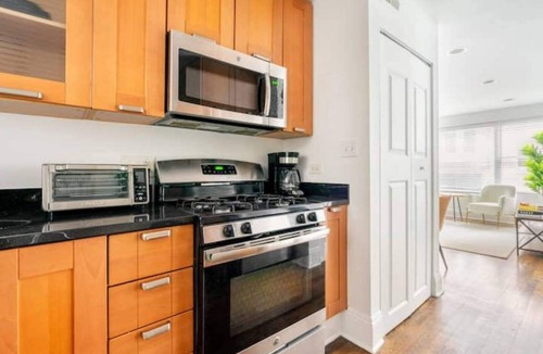 Rogers Park Apartment | Modern 2BR Near Loyola & Lake Michigan