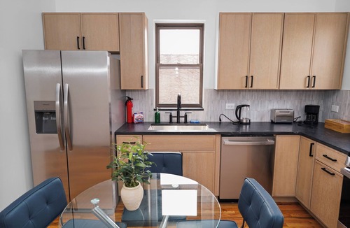 West Town Hotel | Modern 3BR Chicago Retreat, 7 Min to Fulton Market