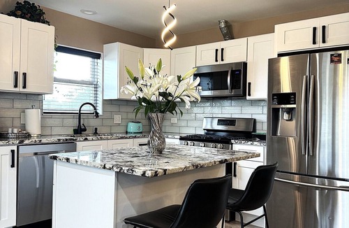 Oak Lawn Apartment | Modern 3BR Near Midway Airport Free Parking