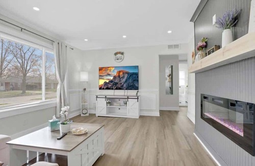 Madison Heights House | Modern 3BR Retreat w Backyard BBQ