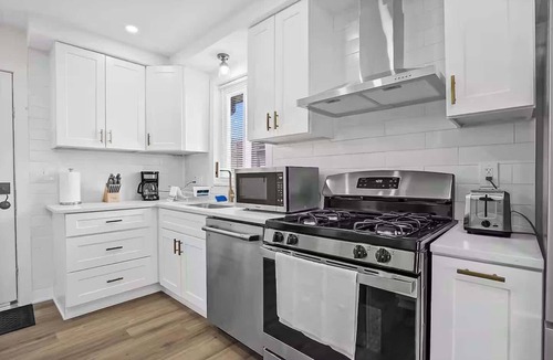 Madison Heights House | Modern 3BR Retreat w Backyard BBQ