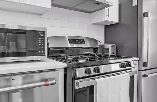 Madison Heights House | Modern 3BR Retreat w Backyard BBQ
