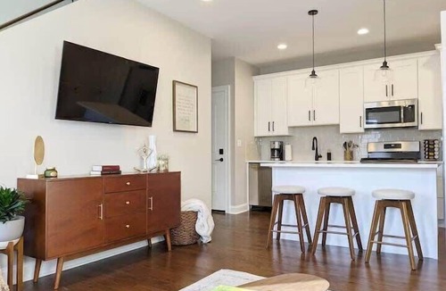West Lakeview Condo | Modern 4 Bedroom Condo in Lakeview