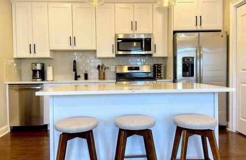 West Lakeview Condo | Modern 4 Bedroom Condo in Lakeview