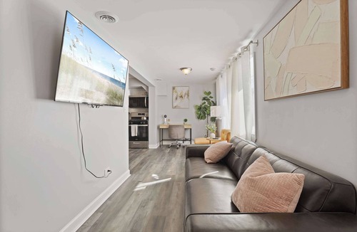 Russell House | Modern 4BD 2BA Home Near Downtown Metra