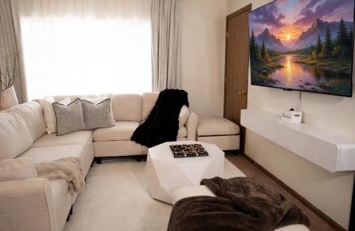 Milwaukee House | Modern 4BR Retreat w/Workspace + Coffee Bar