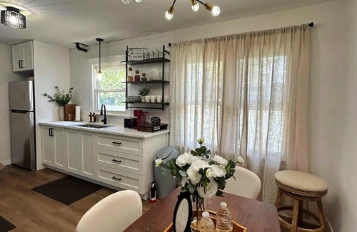 Munster House | Modern Comfort Stay Near Chicago/ Pet-Friendly/Parking /Sleeps 6