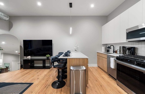 Edgewater Beach Apartment | Modern Edgewater Apartment: 2BD 2BA with Parking!