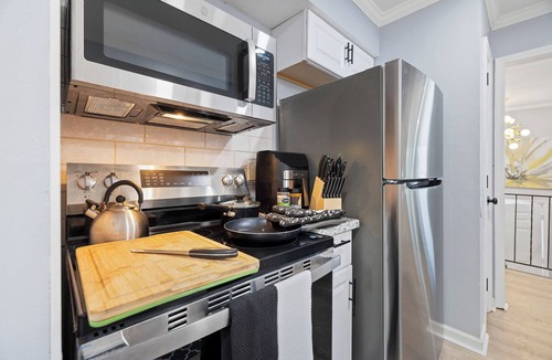 Olathe House | Modern Family Duplex Gateway by YDSH GuestMind - Pet Friendly