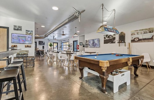 Pacific Hotel | Modern Family suite for 5 near St Louis with pool