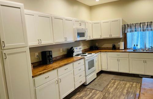 Wabash Apartment | Modern Farmhouse 3 Bed, 2 Bath Apartment, Sleeps 7, Lots of Space, Steps to Downtown, Honeywell & Eagles Theater