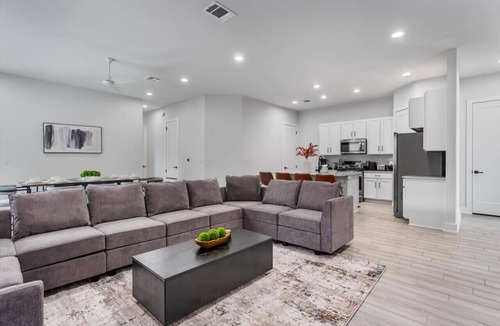 University Hills and Windsor Park Villa | Modern Group Stay with Comfy Beds, Big Couch & Fully Stocked Kitchen