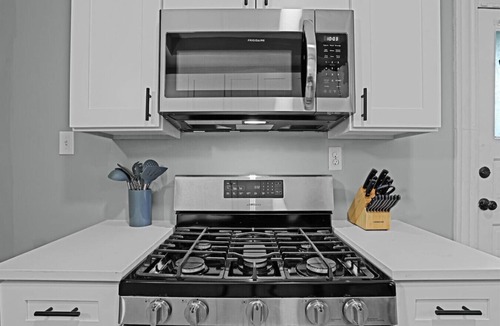 Shaw House | Modern Luxury Retreat |Pet-Friendly |Hot Tub |BBQ