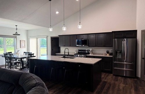 Butte Des Morts House | Modern New Ranch Retreat for EAA Visitors with Hot Tub