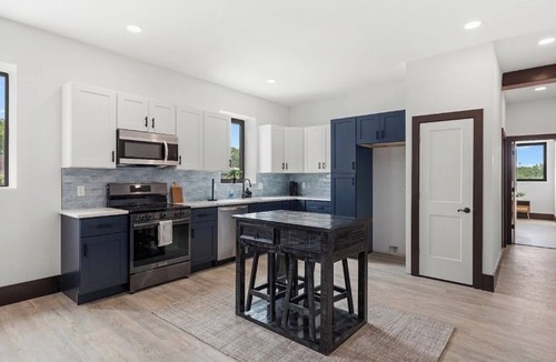 St. Louis Apartment | Modern Open Concept Retreat Spacious & Minutes to Downtown