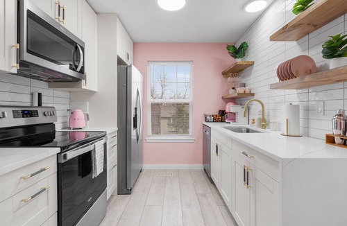Mission House | Modern Pink House with Hot Tub, Mini Golf, Game Room + Crazy Bunk Bed!