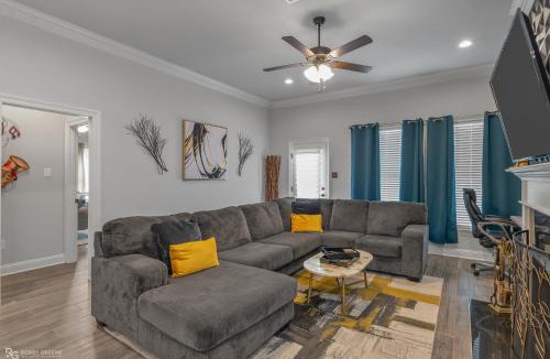 Shreveport House | Modern Regional Art Gallery Home - Spacious & New! Tv in each room