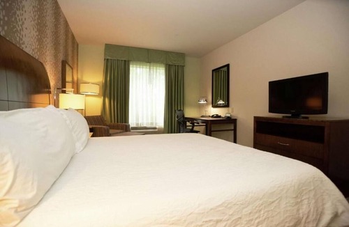 Covington Hotel | Modern Style Room Ideal for Memorable Louisiana Escapades - Perfect for Couples!