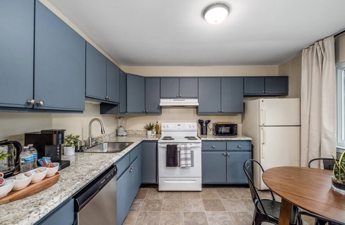Ypsilanti Apartment | Modern Updated Retreat Near EMU: Full Amenities, Easy Access