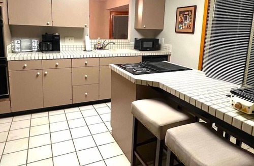 Huron House | Multi-level Large Home-minutes from Cedar Point!