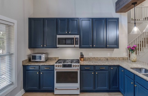 Union Pier House | Mysa Retreat: Pool, Theatre, Fire Pit & More - 6+ Bedroom for 16 Guests!