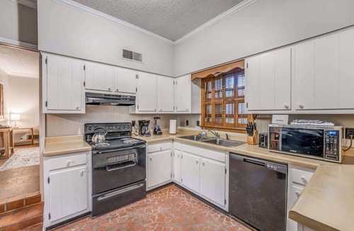 Whitehaven House | Near the Airport and Graceland! Holmesdale Hideout