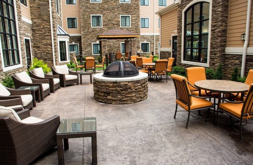 Meadowthorpe Condo | Near U of Kentucky. Free Breakfast. Indoor Pool.